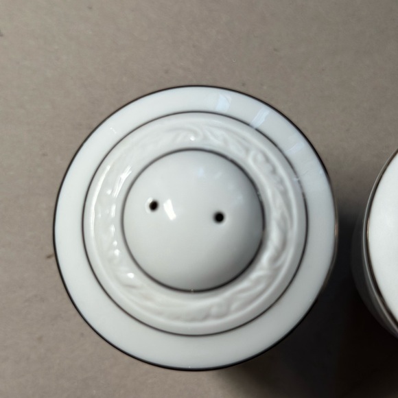 EUC Notitake White Scapes Stoneleigh porcelain salt and pepper shakers - Picture 4 of 9